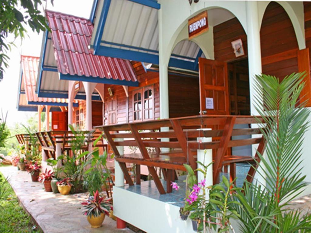 Pongphen Guesthouse - Sha Plus Certified Канчанабури Номер фото